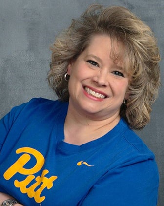 Kim Diamond in a blue Pitt shirt