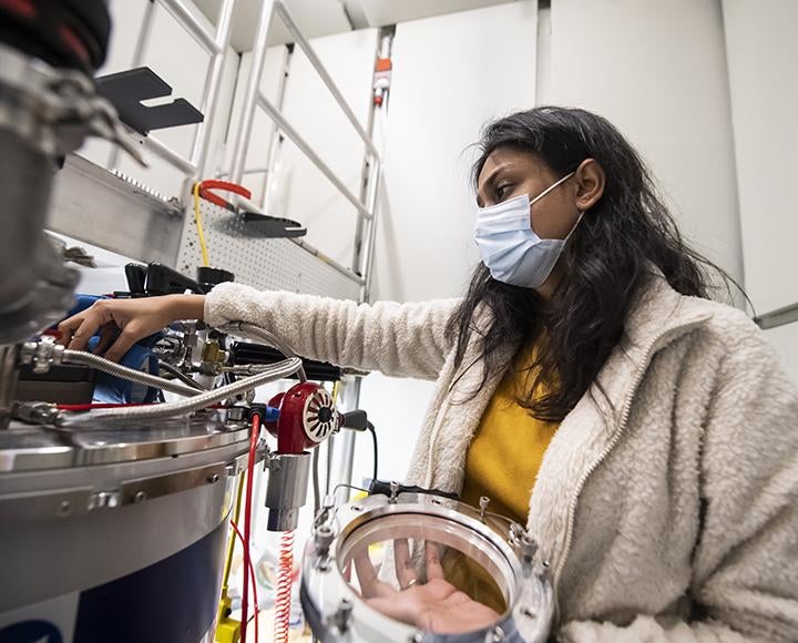 Aditi Nethwewala working with machines in the Levy lab