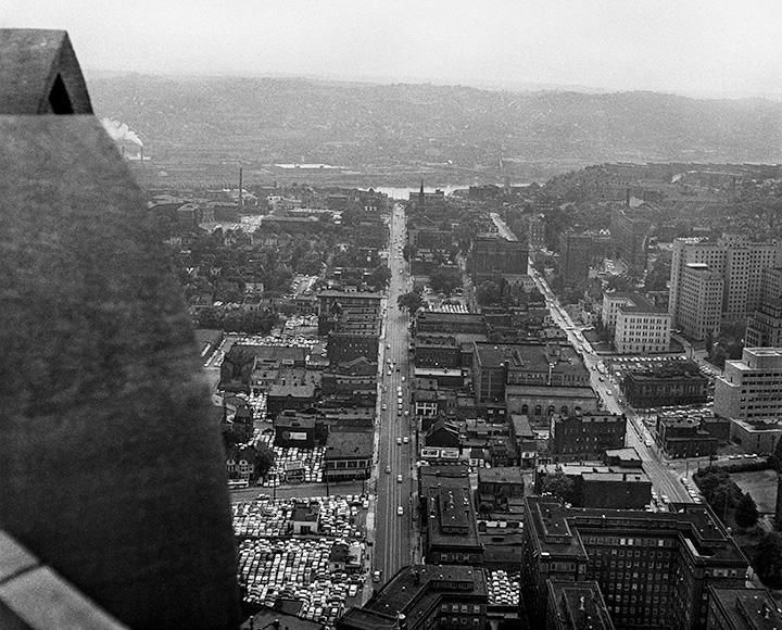 A black and white photo of Forbes and Fifth Avenues from the Cathedral of Learning